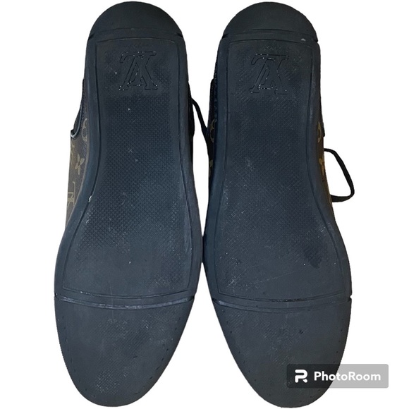 Louis Vuitton leather sneakers
Tag size: 9
Material: Leather monogram - Picture 3 of 4